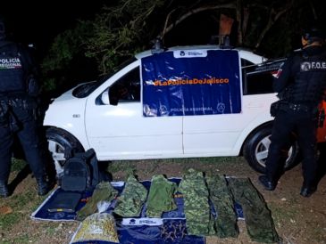 Tras inspeccionar el automóvil detenido en Puerto Vallarta, los policías localizaron en su interior 985 gramos de aparente marihuana. ESPECIAL/Policía Regional