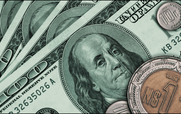 Considera que la cotización del dólar frente al peso mexicano fluctúa a lo largo del día debido a los factores de oferta-demanda. ESPECIAL/Canva