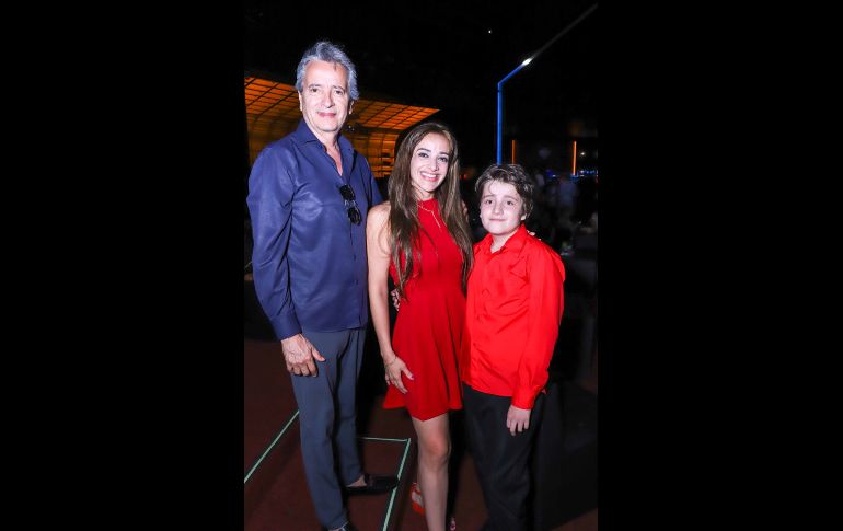 Carlos y Alexander Alvirde con Gina Gómez. GENTE BIEN JALISCO / Revista del 17 de julio 2026