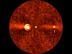 Fotografía de 'Beta Pictoris d', obtenida con el Very Large Telescope (VLT) de ESO, en la que se indica con una flecha el exoplaneta descubierto. EFE/ ESO/B. Sutlieff, M. Bonse Et Al
