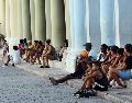 Imagen del 14 de julio de 2026 de personas sentadas en el portal de un edificio durante una desconexión del Sistema Electroenergético Nacional (SEN) en La Habana, capital de Cuba. Xinhua/J. Hernández