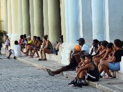 Imagen del 14 de julio de 2026 de personas sentadas en el portal de un edificio durante una desconexión del Sistema Electroenergético Nacional (SEN) en La Habana, capital de Cuba. Xinhua/J. Hernández