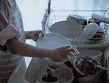 Aunque desinfectarlas ayuda a reducir la cantidad de bacterias, cabe mencionar que los expertos recomiendan reemplazarlas periódicamente. ESPECIAL/Canva