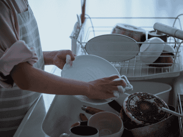 Aunque desinfectarlas ayuda a reducir la cantidad de bacterias, cabe mencionar que los expertos recomiendan reemplazarlas periódicamente. ESPECIAL/Canva