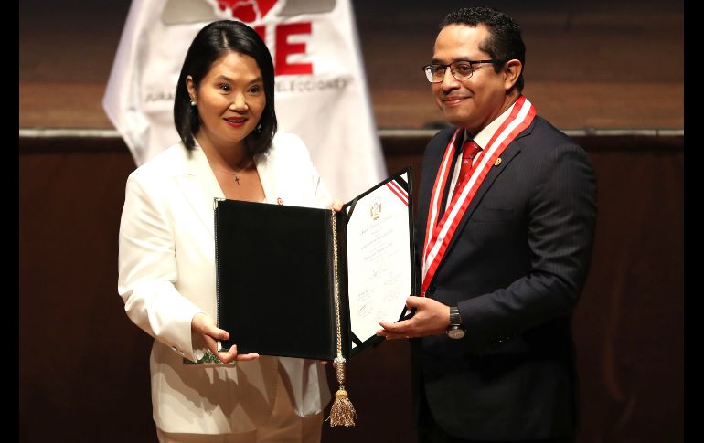 La presidenta electa de Perú, Keiko Fujimori (i), posa junto al presidente del Jurado Nacional de Elecciones (JNE), Roberto Burneo, este miércoles en Lima. EFE/P. Aguilar