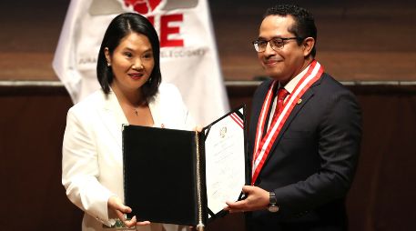 La presidenta electa de Perú, Keiko Fujimori (i), posa junto al presidente del Jurado Nacional de Elecciones (JNE), Roberto Burneo, este miércoles en Lima. EFE/P. Aguilar