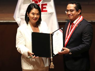 La presidenta electa de Perú, Keiko Fujimori (i), posa junto al presidente del Jurado Nacional de Elecciones (JNE), Roberto Burneo, este miércoles en Lima. EFE/P. Aguilar
