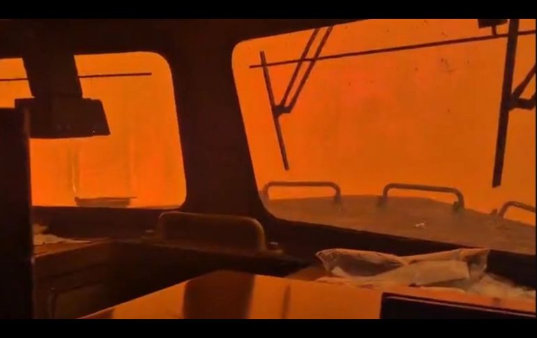 El paisaje rojo que se ve a través de las ventanillas resulta imponente y aterrador a la vez. ESPECIAL/CAPTURA DE VIDEO