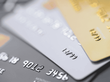 Una tarjeta de débito puede convertirse en una aliada para administrar el dinero de manera más eficiente. CANVA
