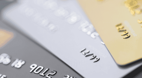 Una tarjeta de débito puede convertirse en una aliada para administrar el dinero de manera más eficiente. CANVA