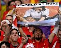 Un aficionado español sostiene un cartel con la foto del joven Messi y Yamal cuando éste aún era un bebé. AFP/AFP/I. Fassbender
