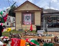 El velorio se realizó con el ataúd abierto, mientras un grupo de mariachis interpretaba canciones en memoria de Salgado. EFE/A. Arredondo