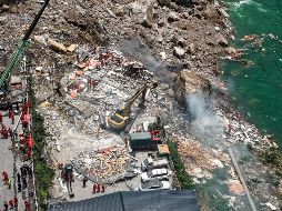 Vista aérea tomada con un dron el 17 de julio de 2026 del sitio de un derrumbe de una montaña provocado por las lluvias a lo largo de una sección del río Wujiang, en la municipalidad de Chongqing, en el suroeste de China. Xinhua/H. Wei