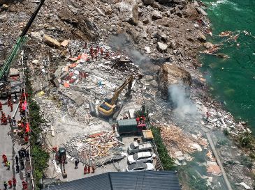 Vista aérea tomada con un dron el 17 de julio de 2026 del sitio de un derrumbe de una montaña provocado por las lluvias a lo largo de una sección del río Wujiang, en la municipalidad de Chongqing, en el suroeste de China. Xinhua/H. Wei