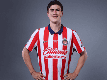 El crecimiento que tuvo durante la última temporada hacía pensar que podría estrenar nuevo número. X/@Chivas
