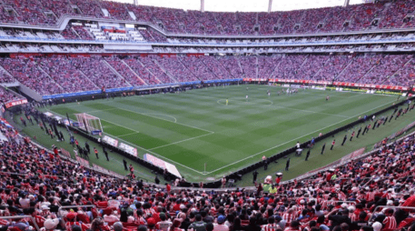 Los aficionados podrán recibir estos artículos al ingresar al estadio en las escaleras. X/Chivas