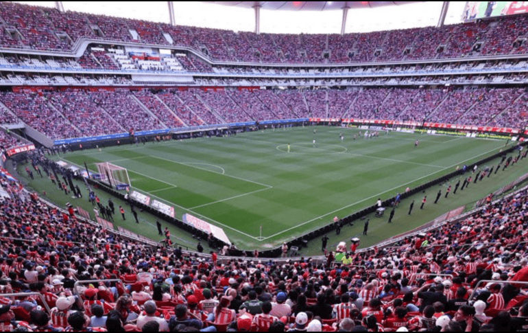 Los aficionados podrán recibir estos artículos al ingresar al estadio en las escaleras. X/Chivas