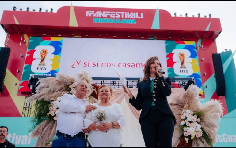Verónica Delgadillo entregó de manera simbólica las actas de matrimonio a 15 parejas. AYUNTAMIENTO DE GUADALAJARA