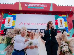 Verónica Delgadillo entregó de manera simbólica las actas de matrimonio a 15 parejas. AYUNTAMIENTO DE GUADALAJARA