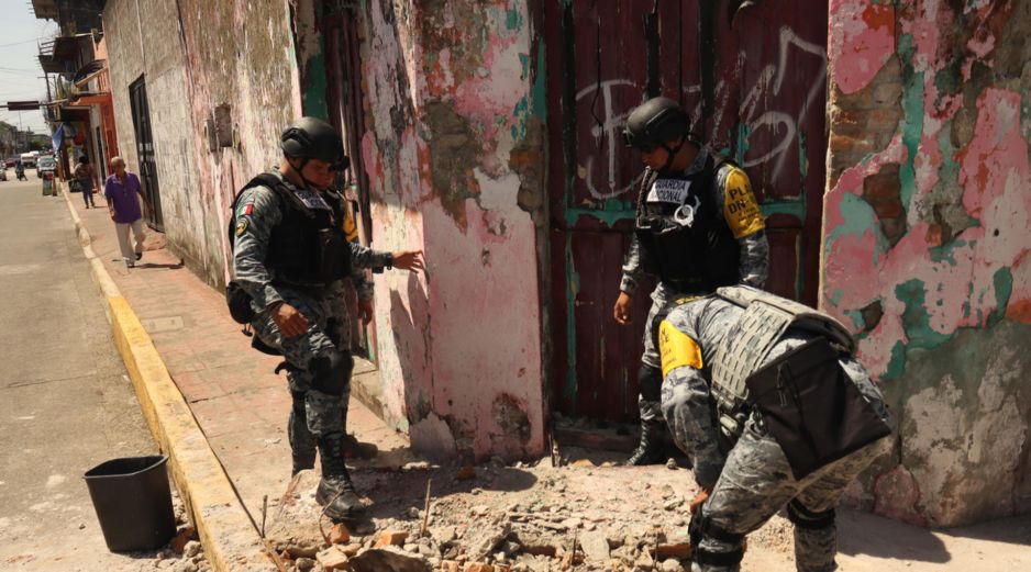 Integrantes de la Guardia Nacional remueven escombros provocados por el sismo de 7.4 registrado este viernes, en Tapachula, Chiapas. EFE/J. Blanco
