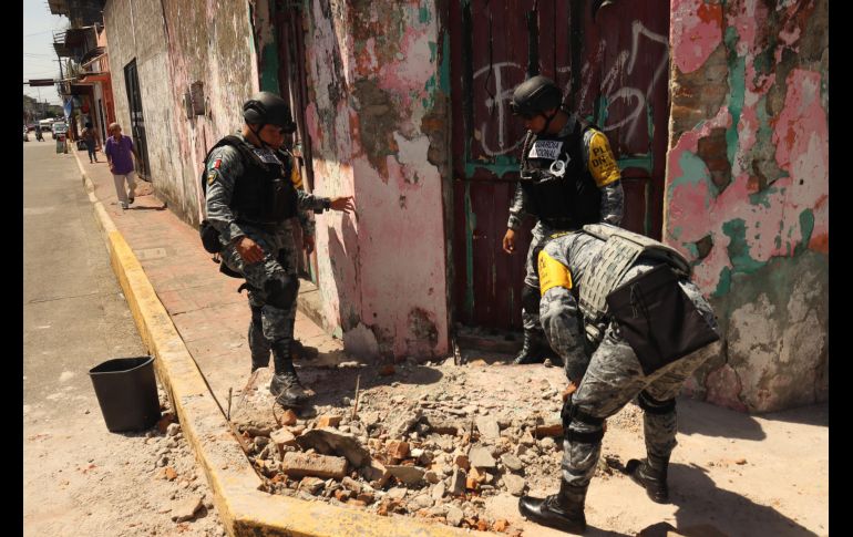 Integrantes de la Guardia Nacional remueven escombros provocados por el sismo de 7.4 registrado este viernes, en Tapachula, Chiapas. EFE/J. Blanco