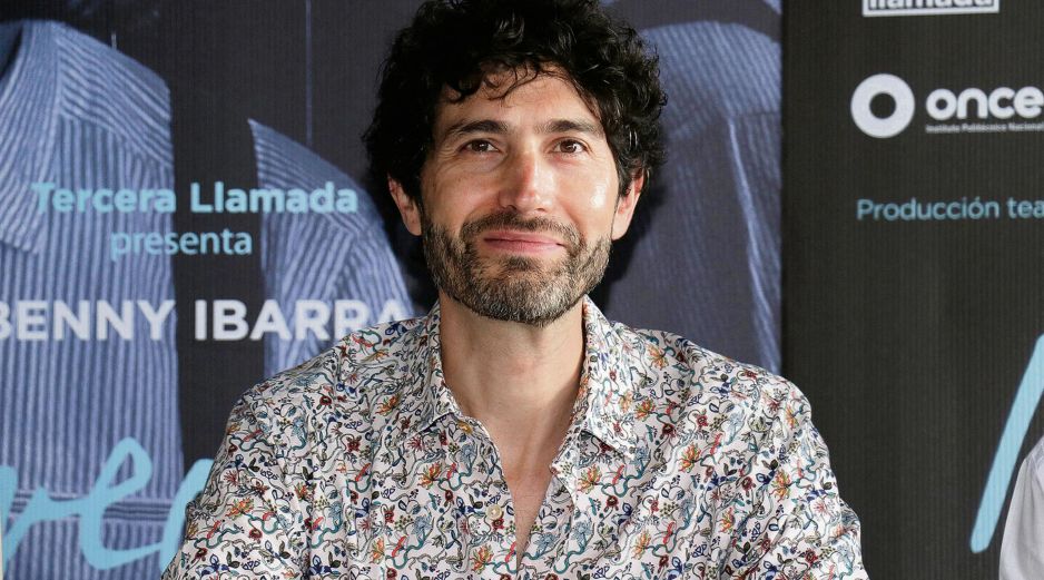 El cantautor compartió detalles sobre Timbiriche y su pasión por el teatro musical. AFP
