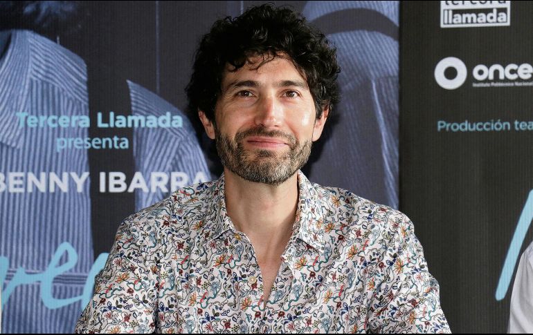 El cantautor compartió detalles sobre Timbiriche y su pasión por el teatro musical. AFP