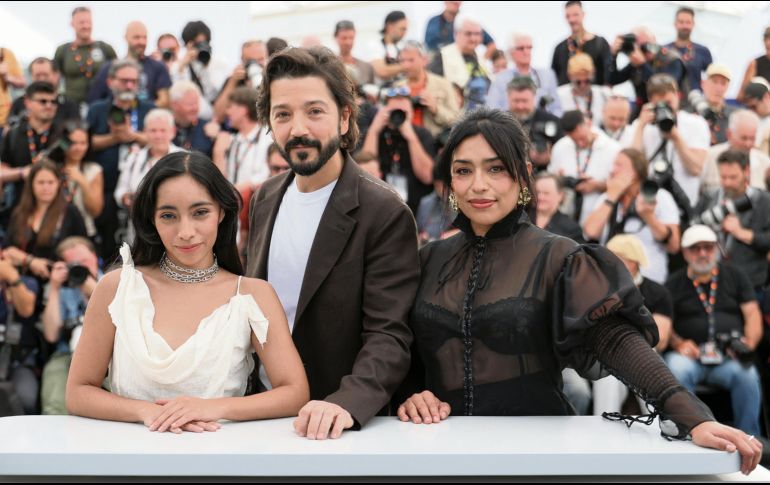 La actriz Anna Díaz, el actor y director Diego Luna y la actriz Adriana Paz posan durante la presentación de la película “Ceniza en la Boca”, en el Festival de Cine de Cannes en Cannes, en mayo de 2026. AFP