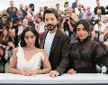 La actriz Anna Díaz, el actor y director Diego Luna y la actriz Adriana Paz posan durante la presentación de la película “Ceniza en la Boca”, en el Festival de Cine de Cannes en Cannes, en mayo de 2026. AFP