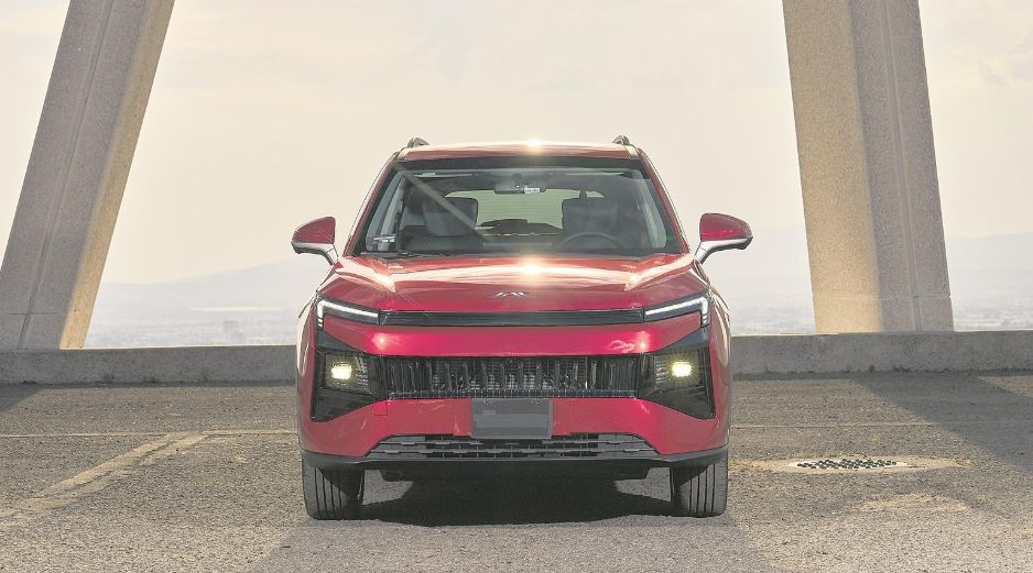 La JAC 4 2027 estrena un frontal completamente renovado con faros LED, nueva parrilla y rines de 18 pulgadas. CORTESÍA