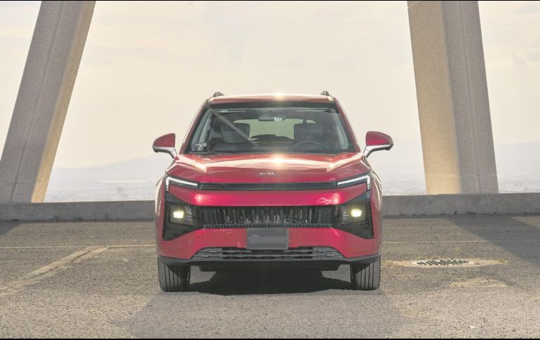 La JAC 4 2027 estrena un frontal completamente renovado con faros LED, nueva parrilla y rines de 18 pulgadas. CORTESÍA