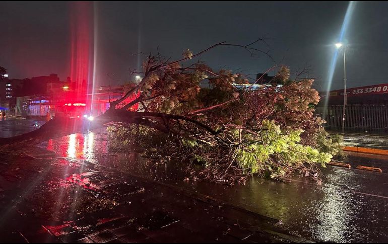En Zapopan, un auto que circulaba por las avenidas Parres Arias y Las Torres, en la zona de Belenes, fue arrastrado por la corriente en el canal ubicado a espaldas del CUCEA de la Universidad de Guadalajara. ESPECIAL/Protección Civil Zapopan