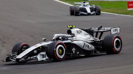Sergio Pérez explicó que una falla en el despliegue de energía de su Cadillac condicionó su clasificación para el Gran Premio de Bélgica de F1. EFE / O. Matthys