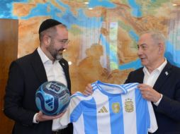 Netanyahu se fotografió junto a Wahnish con una camiseta de la Albiceleste y se grabó también dando un pase de cabeza con un balón de la competición hacia el embajador. EFE/@IsraeliPM
