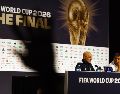 El entrenador español Luis de la Fuente responde a preguntas durante la rueda de prensa de los finalistas del Mundial. EFE/O. Fedorova