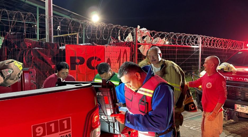 Personal de Protección Civil y Bomberos de Tlajomulco realizó la evacuación de los habitantes de la zona entre 400 y 500 metros del punto de la fuga. ESPECIAL/UEPCBJ