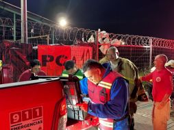 Personal de Protección Civil y Bomberos de Tlajomulco realizó la evacuación de los habitantes de la zona entre 400 y 500 metros del punto de la fuga. ESPECIAL/UEPCBJ