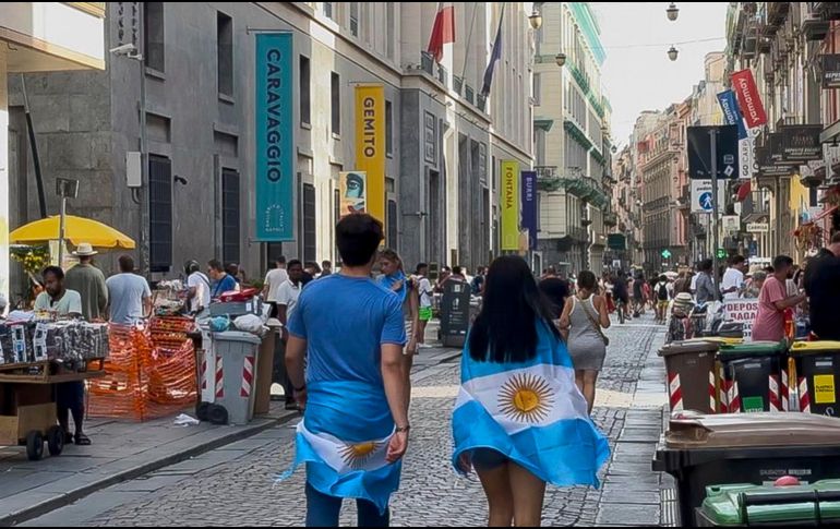 La ciudad de Nápoles, teñida de albiceleste, vive el ambiente previo a la Final. La afición argentina rinde homenaje a Diego Armando Maradona mientras las calles respiran futbol y expectativa por un duelo que definirá al nuevo campeón del mundo. EFE / C. Expósito