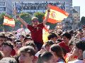 Aficionados de España animan a su selección antes de la final del Mundial 2026 entre España y Argentina, en la zona de aficionados de la Plaza de Colón, en Madrid. AFP / P. Hannah