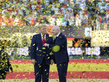 El presidente de Estados Unidos, Donald Trump (i) habla con el presidente de la FIFA, Gianni Infantino, durante la premiación del Mundial 2026. EFE/O. Guzmán