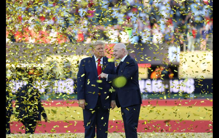 El presidente de Estados Unidos, Donald Trump (i) habla con el presidente de la FIFA, Gianni Infantino, durante la premiación del Mundial 2026. EFE/O. Guzmán