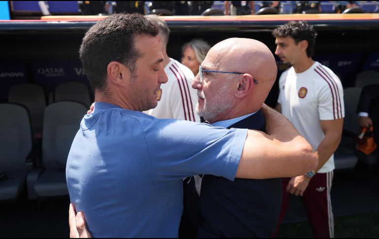 Luis de la Fuente y Lionel Scaloni se abrazan con respeto en el MetLife Stadium tras concluir la Gran Final. EFE / ARCHIVO
