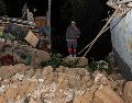 Imagen del 18 de julio de 2026 de una persona caminando por una calle con escombros luego de un sismo, en la ciudad de Chupaca, en el departamento de Junín, en el centro de Perú. Xinhua