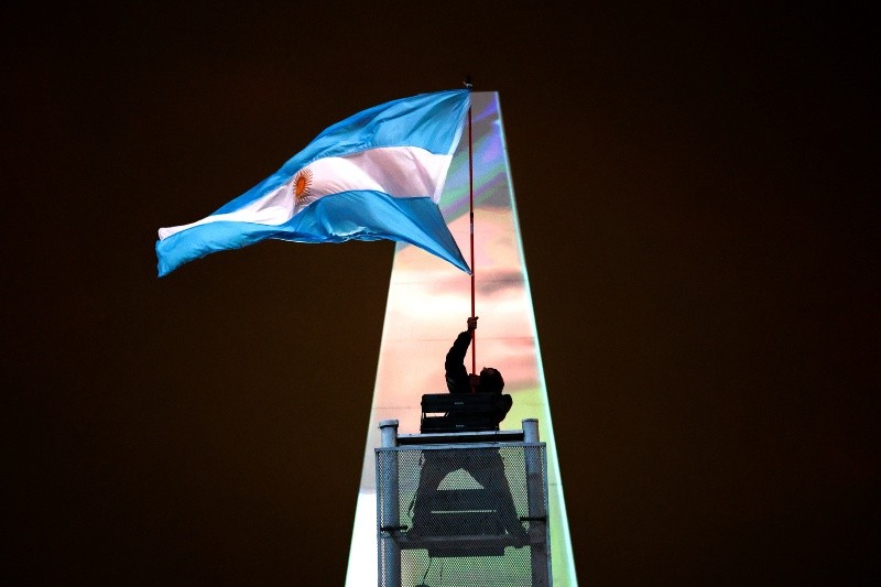 Una persona sostiene la bandera de Argentina tras la derrota de su selección ante España. EFE/J. Roncoroni