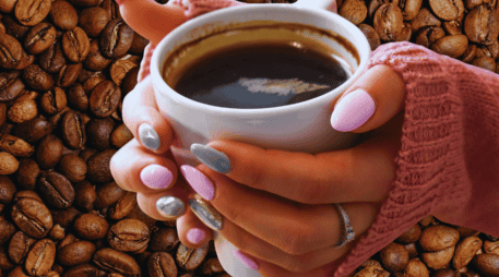 Tomar café negro en ayunas, especialmente tras una mala noche de sueño, reduce significativamente la capacidad del cuerpo para procesar la glucosa en el torrente sanguíneo. ESPECIAL / CANVA