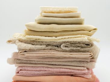 La correcta higiene de los textiles en el hogar previene alergias y alarga la durabilidad de los tejidos. UNSPLASH / M. Poole
