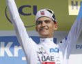 Del Toro no solo completó la etapa, sino que cruzó la meta en una histórica tercera posición, lo que le permitió recuperar el maillot blanco de líder de los jóvenes y ascender al tercer puesto de la clasificación general del Tour. EFE/G. Horcajuelo