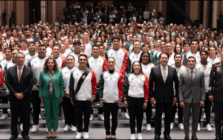 La Presidenta Claudia Sheinbaum abanderó a los atletas que representarán a México en Santo Domingo 2026. X/@Claudiashein