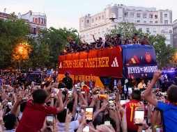 La Selección hizo un recorrido a bordo de un autobús especial y convivió con sus fans, todo mientras presumían la Copa del Mundo. EFE/B. Sánchez