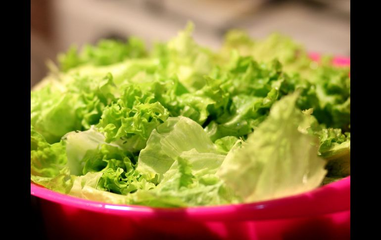 El brote de ciclosporiasis vinculado a lechuga mexicana ha encendido alertas. ESPECIAL/PIXABAY